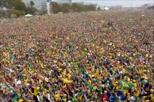 Em Brasília multidão reza o Pai Nosso em momento emocionante de fé e