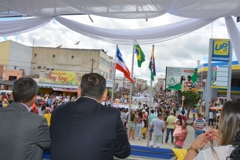 A cidade de Eunápolis comemora o 7 de Setembro grande desfile