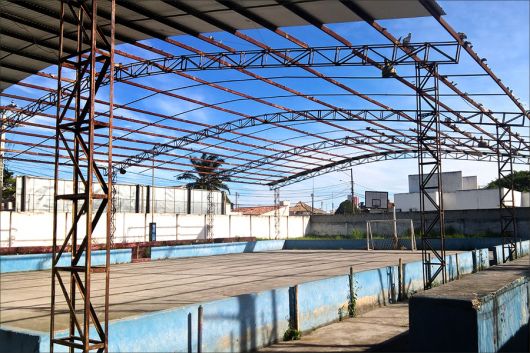 Quadra Esportiva do Colégio Cleriston Andrade, em Eunápolis, completa ...