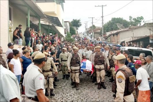 PM morto na Bahia é enterrado