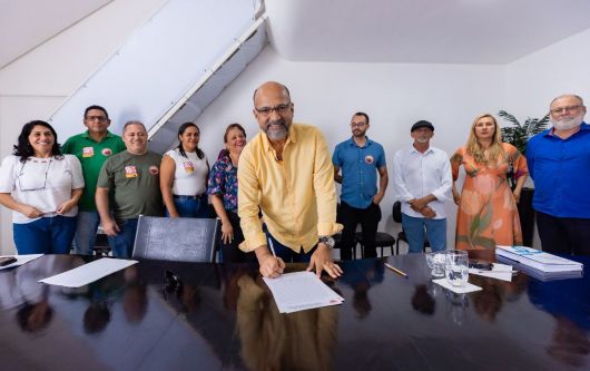 Foto: Durante reunião, Robério propõe aumento de salário